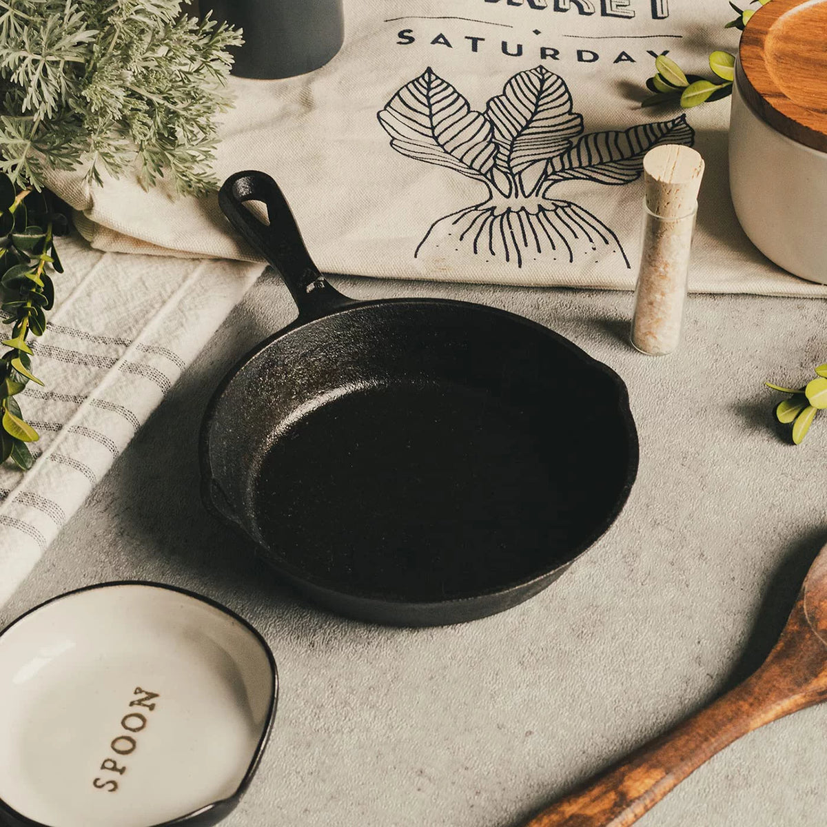 6-1/2 Inch Pre-Seasoned Cast Iron Skillet R954